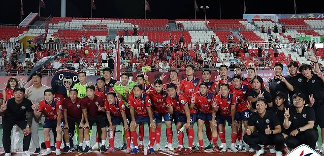 김천 상무 선수들이 지난달 26일 김천종합운동장에서 열린 K리그1 제주 SK와 홈경기가 끝난 뒤 팬들을 배경으로 기념사진을 촬영하고 있다. 김천시는 프로축구연맹과 협약에 따라 2027년 창단해 K리그2의 18번째 멤버가 되어야 한다. 프로축구연맹 제공