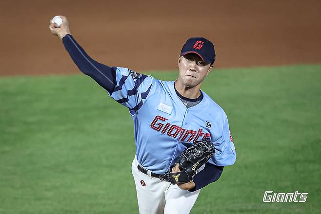 ▲ 압도적인 패스트볼 구위를 가진 윤성빈은 포크볼과 조합을 앞세워 승승장구하고 있다 ⓒ롯데 자이언츠