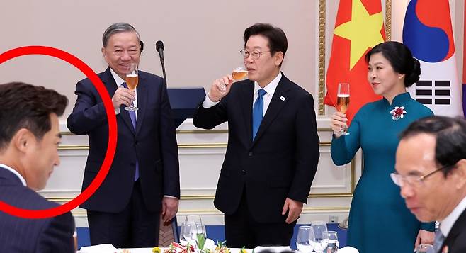 ▲ 왼쪽부터 럼 서기장, 이재명 대통령, 응오 프엉 리 여사. 앞줄 왼쪽은 배우 안재욱. ⓒ연합뉴스