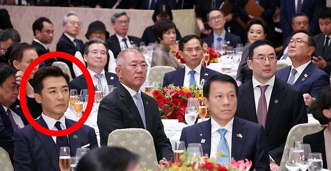 ▲ 정의선 현대차그룹 회장, 구광모 LG그룹 회장, 김용범 대통령실 정책실장, 김태년 더불어민주당 의원과 배우 안재욱(동그라미 안)이 한국 베트남 국빈 만찬에 참석해 정면을 응시하고 있다.&nbsp; ⓒ연합뉴스