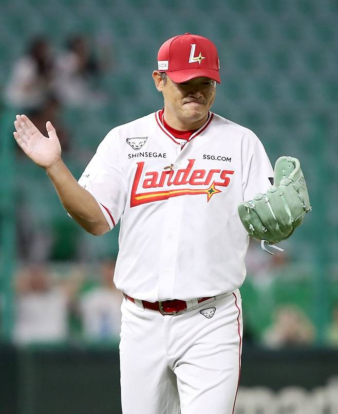 ▲ 6회 2사 만루 위기를 진화하며 팀 승리의 결정적인 공을 세운 노경은 ⓒSSG랜더스