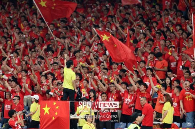 ▲ 중국 축구는 세계 무대 근처에 도달하지 못하는 현실을 재확인했다. 2026 국제축구연맹(FIFA) 북중미 월드컵 아시아지역 3차예선에서 일찍부터 길을 잃은 탓에 탈락했다. 6개국 중 4위까지만 들어도 본선 진출을 위한 생존 싸움을 계속 이어갈 수 있었는데, 중국은 한 수 아래로 여기던 인도네시아에도 밀리며 조 5위에 머물렀다.