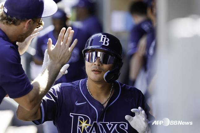 탬파베이 김하성이 11일(한국시간) 시애틀전에서 4회초 홈런을 터트린 뒤 동료들의 축하를 받고 있다. /AFPBBNews=뉴스1