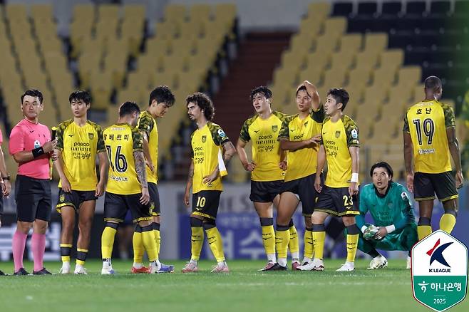 10일 전남 광양축구전용구장에서 열린 천안시티전 3-4 패배 후 아쉬워하고 있는 전남 드래곤즈 선수들. /사진=한국프로축구연맹 제공