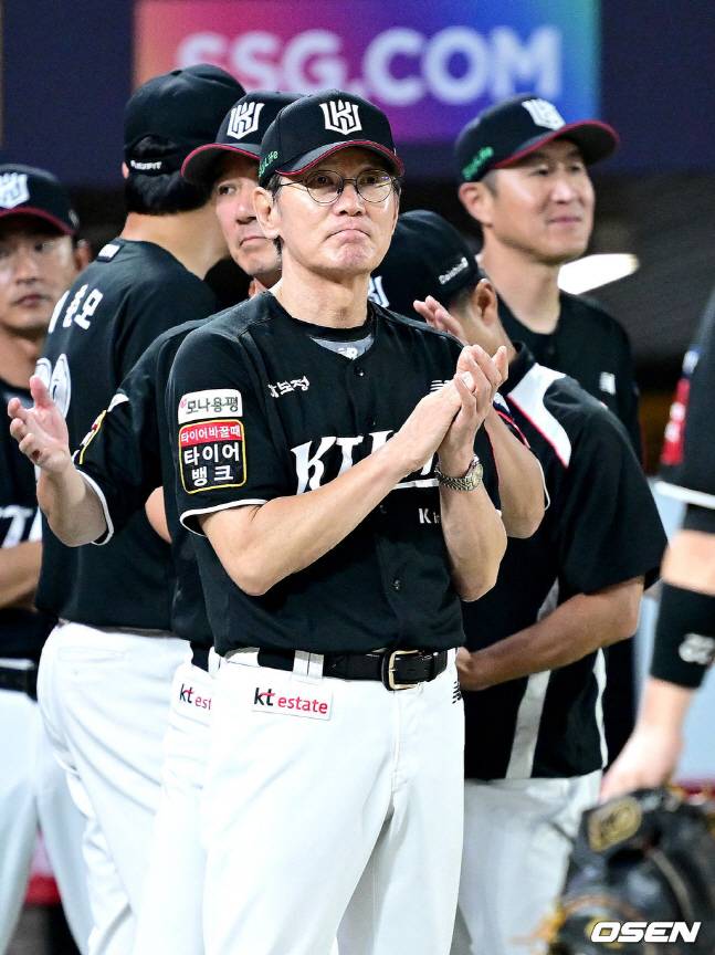 KT 이강철 감독(가운데).
