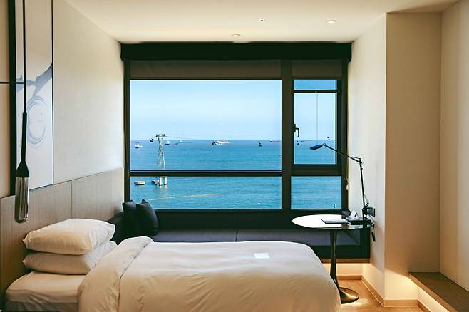 객실에 바다가 담겼다
