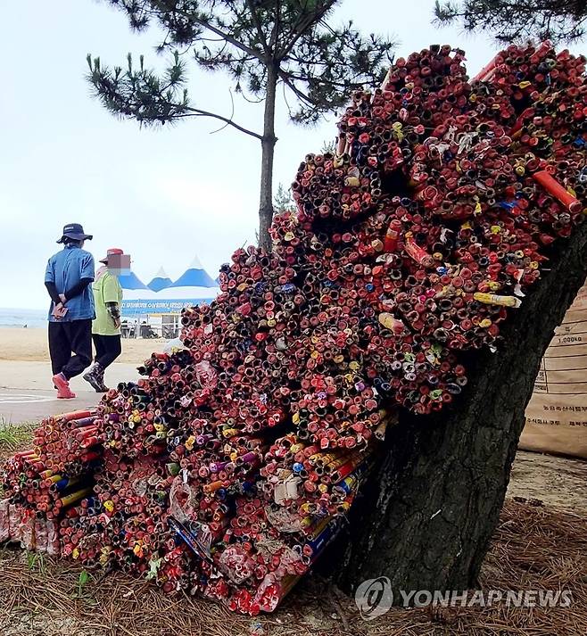 경포해수욕장 폭죽 쓰레기-2022년 7월 모습 [연합뉴스 자료사진]