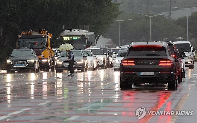 비 내리는 제주 (제주=연합뉴스) 박지호 기자 = 호우특보가 내려진 11일 오전 제주시의 한 도로에 비가 쏟아지고 있다. 2025.8.11 jihopark@yna.co.kr