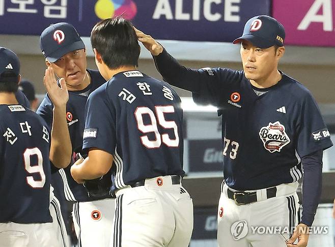 마무리 잘했어 김한중 (부산=연합뉴스) 강선배 기자 = 10일 부산 사직야구장에서 열린 프로야구 두산 베어스와 롯데 자이언츠의 경기. 두산 조성환 감독 대행이 롯데 자이언츠에 9-0으로 승리한 후 선수들을 격려하고 있다. 2025.7.10 sbkang@yna.co.kr
