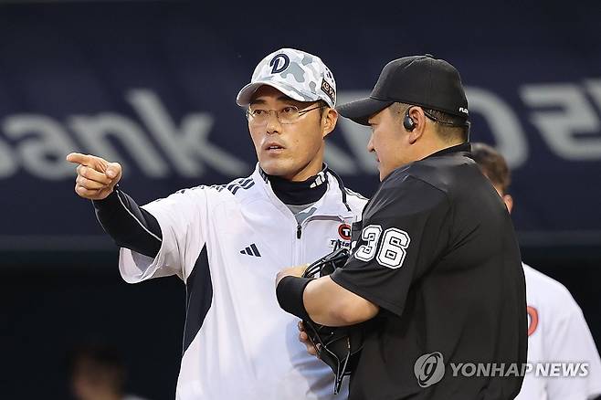 심판진에게 항의하는 조성환 감독대행 (서울=연합뉴스) 임화영 기자 = 5일 서울 잠실야구장에서 열린 프로야구 KIA 타이거즈와 두산 베어스의 경기.
    4회말 2사 2, 3루 두산 조성환 감독대행이 심판진에게 김인태의 아웃 상황에 대해 항의하고 있다. 2025.6.5 hwayoung7@yna.co.kr