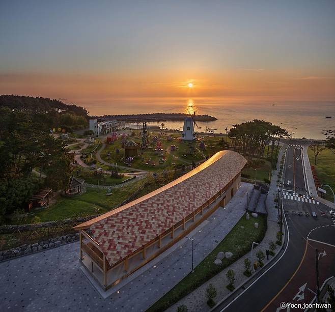 KG스틸, 울산 해맞이 명소 '간절곶'에 문화휴식공간 '간절루' 설치 [KG스틸 제공. 재판매 및 DB 금지]