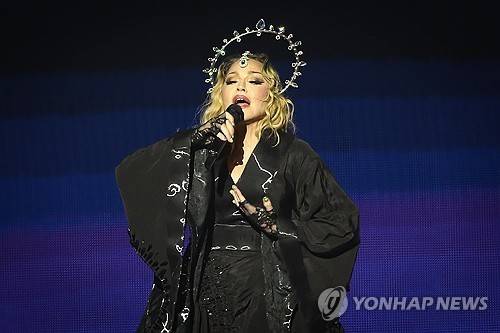 팝스타 마돈나의 2024년 브라질 공연 모습 [EPA=연합뉴스 자료사진]