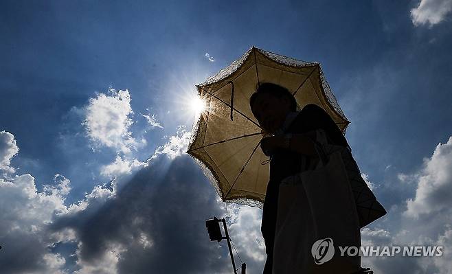 양산 필요한 무더위 [연합뉴스 자료사진]