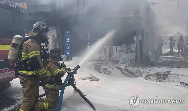 대전 서구 도마동 상가 화재 (대전=연합뉴스) 12일 오후 1시 20분께 대전 서구 도마동의 한 오토바이 판매·수리업체에서 불이 난 뒤 인근 점포로 옮겨붙어 출동한 소방대원이 진압에 나서고 있다. 2025.8.12[대전소방본부 제공. 재판매 및 DB 금지] coolee@yna.co.kr