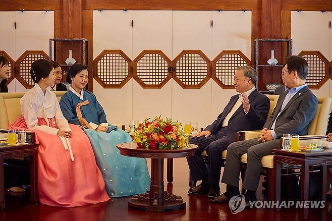이재명 대통령 부부, 또 럼 베트남 당 서기장 부부와 차담 (서울=연합뉴스) 이재명 대통령과 김혜경 여사가 12일 청와대 상춘재에서 또 럼 베트남 당 서기장, 배우자 응오 프엉 리 여사와 차담 시간을 갖고 있다. 2025.8.12 [대통령실 제공. 재판매 및 DB 금지] photo@yna.co.kr