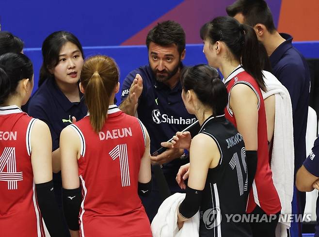 한국 여자배구 대표팀 사령탑 시절의 곤살레스 감독(중앙) (수원=연합뉴스) 홍기원 기자 = 29일 경기도 서수원칠보체육관에서 열린 2023 국제배구연맹(FIVB) 발리볼네이션스리그(VNL) 한국과 도미니카공화국의 경기. 한국 세사르 곤살레스 감독이 작전을 지시하고 있다. 2023.6.29 xanadu@yna.co.kr