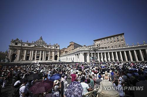 교황청 광장 (바티칸시국 AP=연합뉴스 자료사진) 2025년 8월 10일 바티칸 광장에 모여 교황 레오 14세가 하는 점심 삼종기도를 듣는 가톨릭 신자들의 모습. (AP Photo/Andrew Medichini) 2025.8.12.