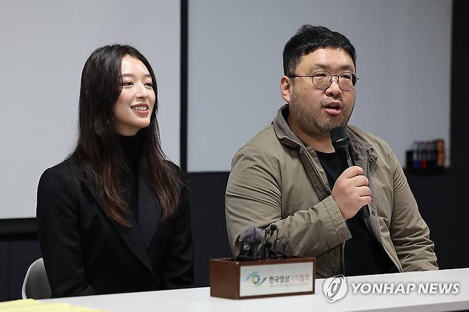 JMS 정명석 선고 관련 발언하는 조성현 PD (서울=연합뉴스) 임화영 기자 = 기독교복음선교회(통칭 JMS) 총재 정명석의 여신도 성폭행 혐의 관련 다큐멘터리 '나는 신이다'를 연출한 조성현 PD가 9일 오후 서울 서초구 한국콘퍼런스센터에서 열린 정명석에 대한 대법원 17년형 선고 관련 기자간담회에서 발언하고 있다. 왼쪽은 피해자 메이플 씨.
    정씨는 앞서 2001년 8월부터 2006년 4월까지 말레이시아 리조트, 홍콩 아파트, 중국 숙소 등에서 20대 여신도 4명을 추행하거나 성폭행한 죄(강간치상 등)로 2009년 징역 10년이 확정돼 복역했다. 정씨는 2018년 2월 출소한 뒤 다시 신도들을 상대로 범행을 벌인 것으로 조사됐다. 2025.1.9 hwayoung7@yna.co.kr