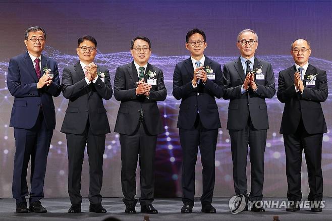 정부-이통사 AI 투자협력 선언 (서울=연합뉴스) 강민지 기자 = 12일 서울 중구 웨스틴 조선 서울에서 열린 '정부-이통사 AI 투자협력 선언식'에서 참석자들이 기념촬영을 하고 있다. 왼쪽부터 유지상 KIF투자조합 투자운영위원장, 이철훈 LG유플러스 부사장, 유영상 SK텔레콤 대표이사, 배경훈 과학기술정보통신부 장관, 김영섭 KT 대표이사, 송재성 한국통신사업자연합회 상근부회장.  2025.8.12 mjkang@yna.co.kr
