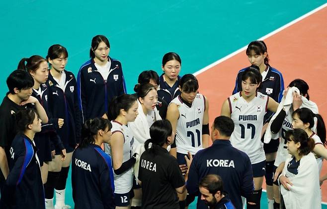 모랄레스 감독(중앙)의 작전 지시를 듣는 한국 여자배구 대표팀 선수들 [촬영 이동칠]