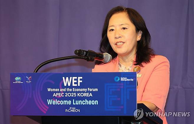 건배사하는 신영숙 차관 (서울=연합뉴스) 신영숙 여성가족부 장관 직무대행 차관이 12일 인천 쉐라톤 그랜드 인천 호텔에서 열린 APEC 여성경제회의(WEF) 민관합동정책대화(PPDWE) 환영오찬에 참석해 건배사를 하고 있다. 2025.8.12 [여성가족부 제공. 재판매 및 DB 금지] photo@yna.co.kr