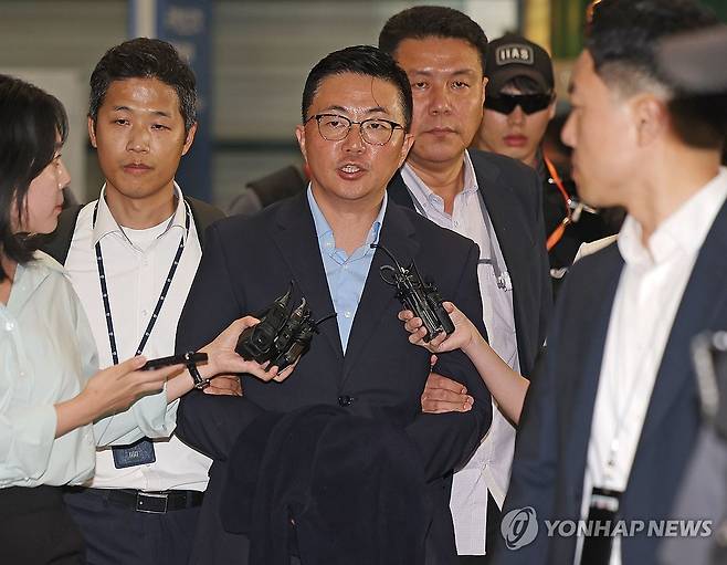 입국 후 체포된 김예성 씨 (영종도=연합뉴스) 류영석 기자 = 김건희 여사 일가의 '집사'로 지목된 김예성씨가 12일 인천국제공항 제1여객터미널을 통해 입국한 뒤 민중기 특별검사팀에 체포돼 이동하고 있다. 2025.8.12 ondol@yna.co.kr