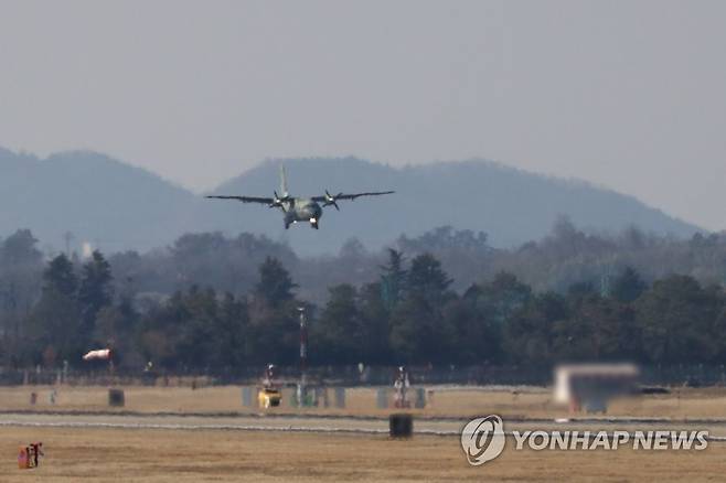 광주 군공항에 착륙하는 공군 수송기 [연합뉴스 자료사진] 2023.2.21