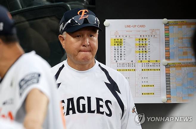 1천승 기록 앞둔 명장 (대전=연합뉴스) 김준범 기자 = 12일 대전 한화생명이글스파크에서 열린 프로야구 롯데 자이언츠와 한화 이글스의 경기. 한화 김경문 감독이 선수들을 바라보고 있다. 이날 한화가 승리하면 김 감독은 KBO리그 역대 세 번째로 1천승 감독이 된다. 2025.8.12 psykims@yna.co.kr