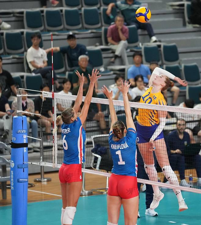 스파이크하는 스웨덴의 이사벨 하크(10번) [대한배구협회 제공. 재판매 및 DB 금지]