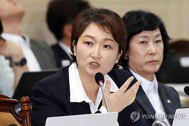 질의하는 이언주 의원 (나주=연합뉴스) 정다움 기자 = 더불어민주당 이언주 의원이 14일 오후 전남 나주시 한국전력공사 본사에서 열린 산업통산자원중소벤처기업위원회 국정감사에서 질의하고 있다. 2024.10.14 daum@yna.co.kr