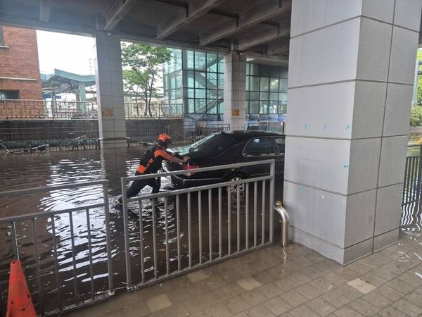 13일 오전 11시20분께 인천역 월미바다열차역 하부 도로에 있던 차량이 침수됐다. /인천소방본부 제공