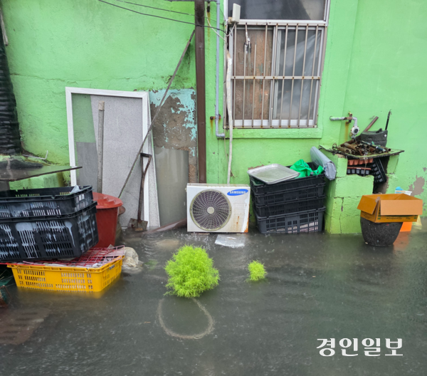 13일 오전 동구 만석동 한 주택가 앞 도로가 침수됐다. /독자 제공