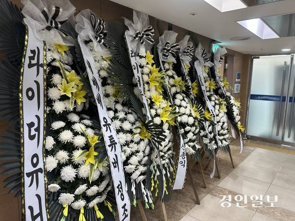 지난 5일 오후 10시25분께 군포시 당동의 한 도로에서 배달라이더 김용진씨가 시내버스에 치인 후 역과되는 사고가 발생했다. 그는 사고 직후 병원으로 옮겨졌으나 한 시간여 만에 숨졌다. 2025.8.8 /목은수기자 wood@kyeongin.com