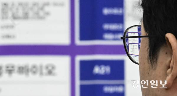 2025년 열린 경기도내 한 취업박람회에서 구직자들이 구직 활동을 하고 있다. 사진은 기사 내용과 관련 없음. /경인일보DB