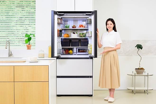 ▲삼성전자 모델이 '비스포크 AI 김치플러스 키친핏 맥스' 김치냉장고 신제품을 소개하고 있다. /사진제공=삼성전자