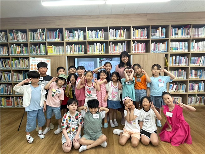 ▲&nbsp;수원금곡초 학생들이 작가와의 만남을 진행했다./사진제공=수원금곡초등학교