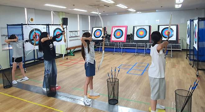 ▲&nbsp;수원금곡초 학생들이 양궁 캠프에 참여하고 있다./사진제공=수원금곡초등학교