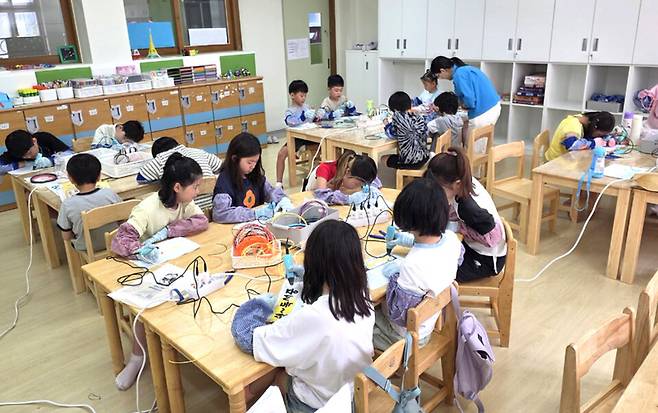 ▲&nbsp;수원금곡초 학생들이 3D펜을 활용한 만들기 수업을 받고 있다./사진제공=수원금곡초등학교