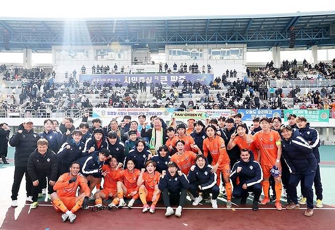 지난 3월 30일 파주스타디움에서 개최된 K3리그 홈개막전 종료후 김경일 파주시장이 파주시민축구간 선수들과 기념촬영을 하고 있다. 사진=파주시청