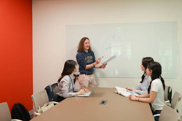 겐트대 글로벌캠퍼스 학생들이 토론하며 과제를 준비 하고 있다. [사진 = 겐트대]