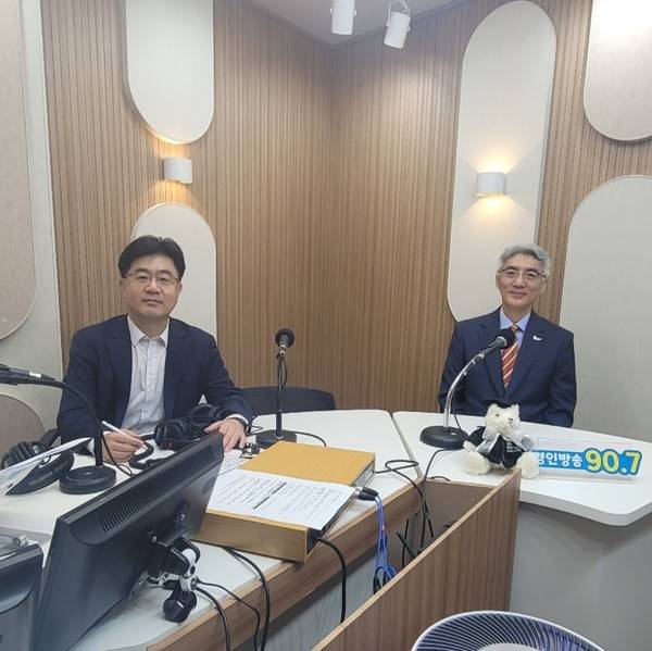 한태준 겐트대 글로벌캠퍼스 총장(오른쪽)이 13일 경인방송 '굿모닝인천 이도형입니다'에 출연해 이도형 앵커와 기념사진을 찍고 있다. 2025.8.13 [경인방송DB]