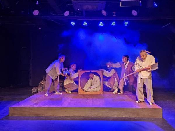 극단 토(土)가 '신홍보전'을 공연하는 장면