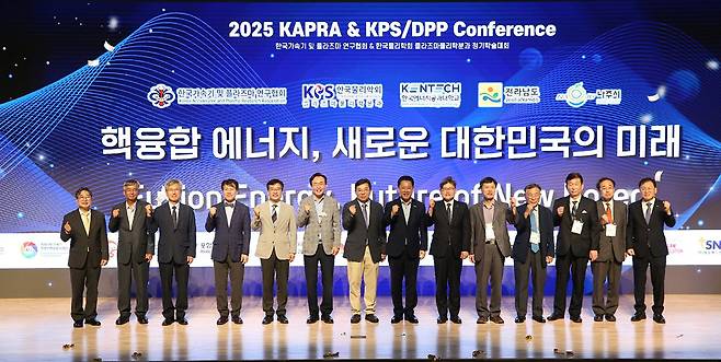 윤병태 나주시장이 지난달 한국에너지공과대학교에서 열린 ‘2025 핵융합 정기학술대회’에 참가해 인공태양 연구시설 나주 유치 의지를 밝혔다.