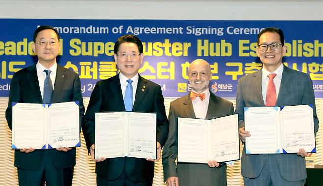 전남도가 역점 추진 중인 '해남 솔라시도 슈퍼클러스터 허브 구축 사업'의 실현가능성에 대한 우려가 현실화되고 있다. 사진은 지난 2월 미국을 순방한 김영록 전남도지사가 샌프란시스코 하얏트 호텔에서 퍼힐스(FIR HILLS), 서남해안기업도시개발㈜, 해남군과 함께 '솔라시도 AI 슈퍼클러스터 구축' 업무협약을 체결한 모습. /전남도 제공