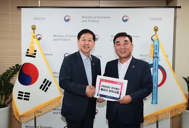 김두겸 울산시장은 13일 정부서울청사에서 구윤철 경제부총리 겸 기획재정부장관과 면담을 가지고 카누 슬라럼 센터 건립 등 2026년도 국비 주요사업 3건의 국가예산 반영을 요청했다. 울산시 제공