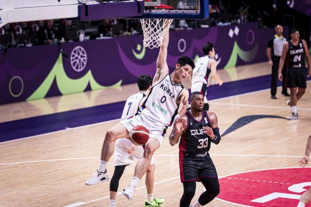 한국의 하윤기가 12일 사우디아라비아에서 열린 2025 FIBA 아시아컵 8강 진출전 괌과의 경기 도중 덩크를 터뜨리고 있다. FIBA 홈페이지 제공