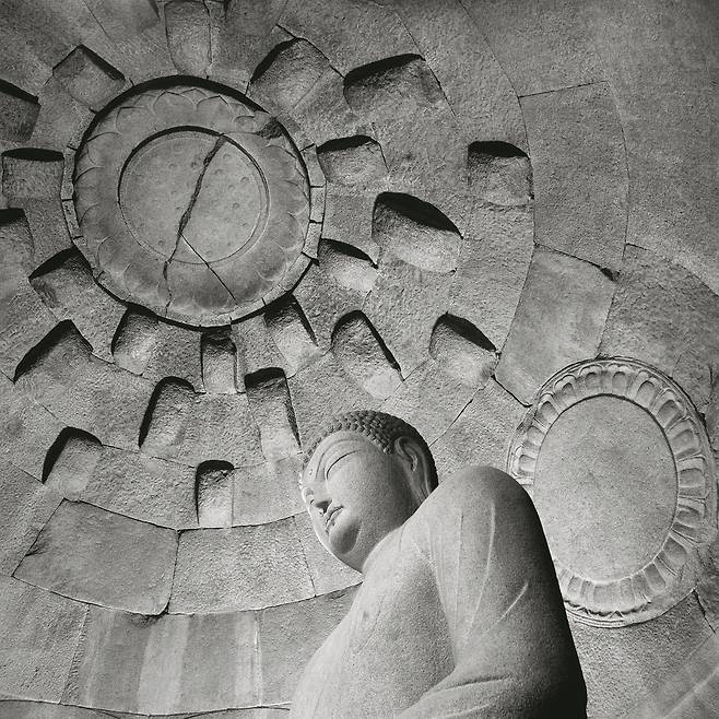 석굴암 본존불의 시선 너머로 감실 천장의 천개석이 펼쳐진다. 연꽃 문양의 중심석과 방사형 석재 구조는 우주적 질서와 불교의 무한성을 상징하며 정묘한 균형미를 보여준다. /국가유산청 제공(고 한석홍 기증 사진자료)