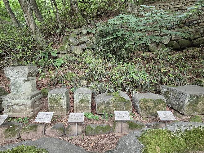 석굴암 입구 산길 옆에 놓인 이 석물들은 일제강점기 해체·보수 과정에서 원형을 잃고 제자리를 찾지 못한 석굴암의 유구 조각들로, 현재는 용도불명의 상태로 야외에 보관·전시되고 있다. /박시윤 작가 제공