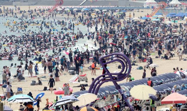 폭염특보 속 피서 절정기를 맞은 3일 오후 부산 해운대해수욕장이 전국에서 모여든 피서객으로 인산인해를 이루고 있다. 정종회 기자 jjh@