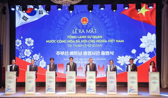 13일 부산 부산진구 롯데호텔부산에서 열린 주부산 베트남 총영사관 출범식에서 또 럼 베트남 공산당 서기장과 박형준 부산시장 및 참석 내빈들이 축하 퍼포먼스를 하고 있다. 김종진 기자 kjj1761@